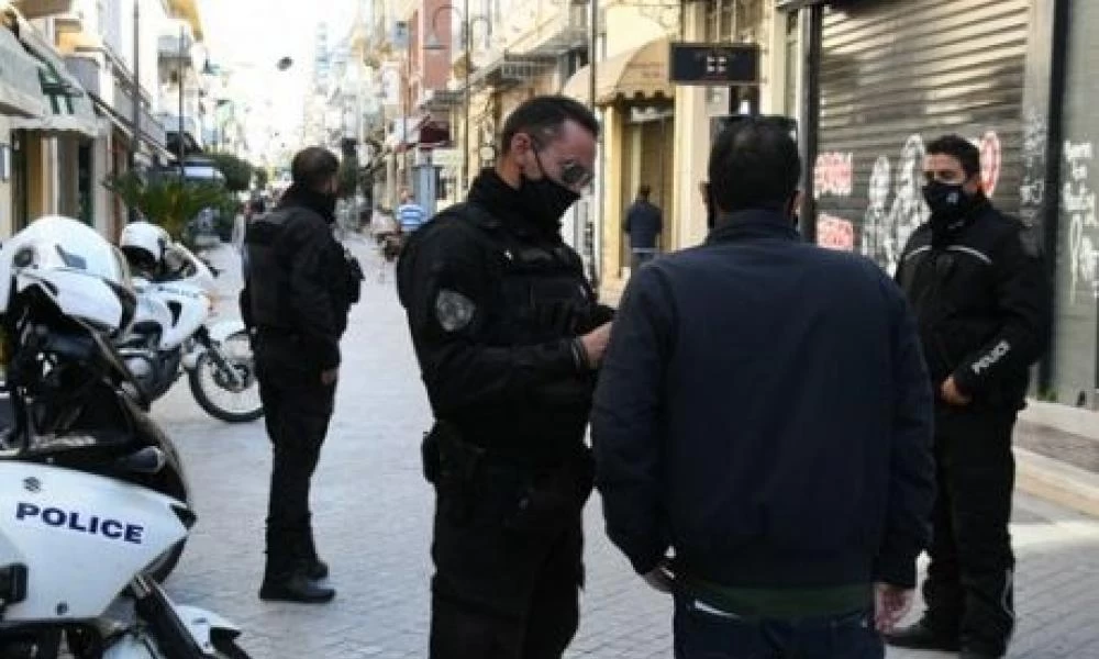 Καταστηματάρχης απείλησε με μπαλτά αστυνομικούς επειδή του έκοψαν πρόστιμο!